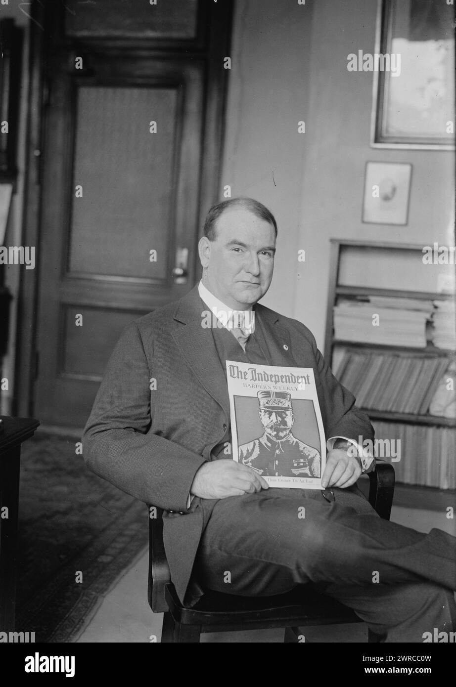 Hamilton Holt, la fotografia mostra l'educatore ed editore Hamilton Holt (1872-1951) che detiene un numero della sua rivista "The Independent" che mostra il generale francese e comandante alleato Ferdinand Foch, probabilmente pubblicato poco dopo l'armistizio della prima guerra mondiale, 1918, Glass negatives, 1 negative: Glass Foto Stock