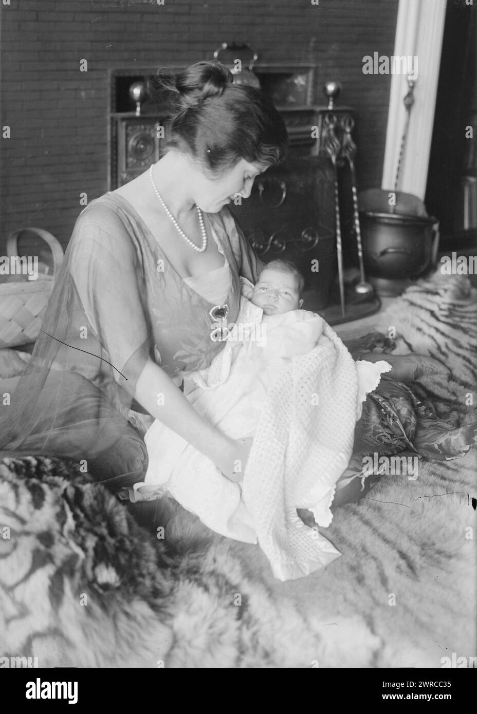 Alma Gluck & baby, la fotografia mostra la cantante d'opera rumena-americana Alma Gluck (1884-1938) e il suo bambino Efrem Zimbalist Jr. (1918-2014) su un tappeto in pelle di tigre., 1918 o 1919, Glass negatives, 1 negativo: Vetro Foto Stock