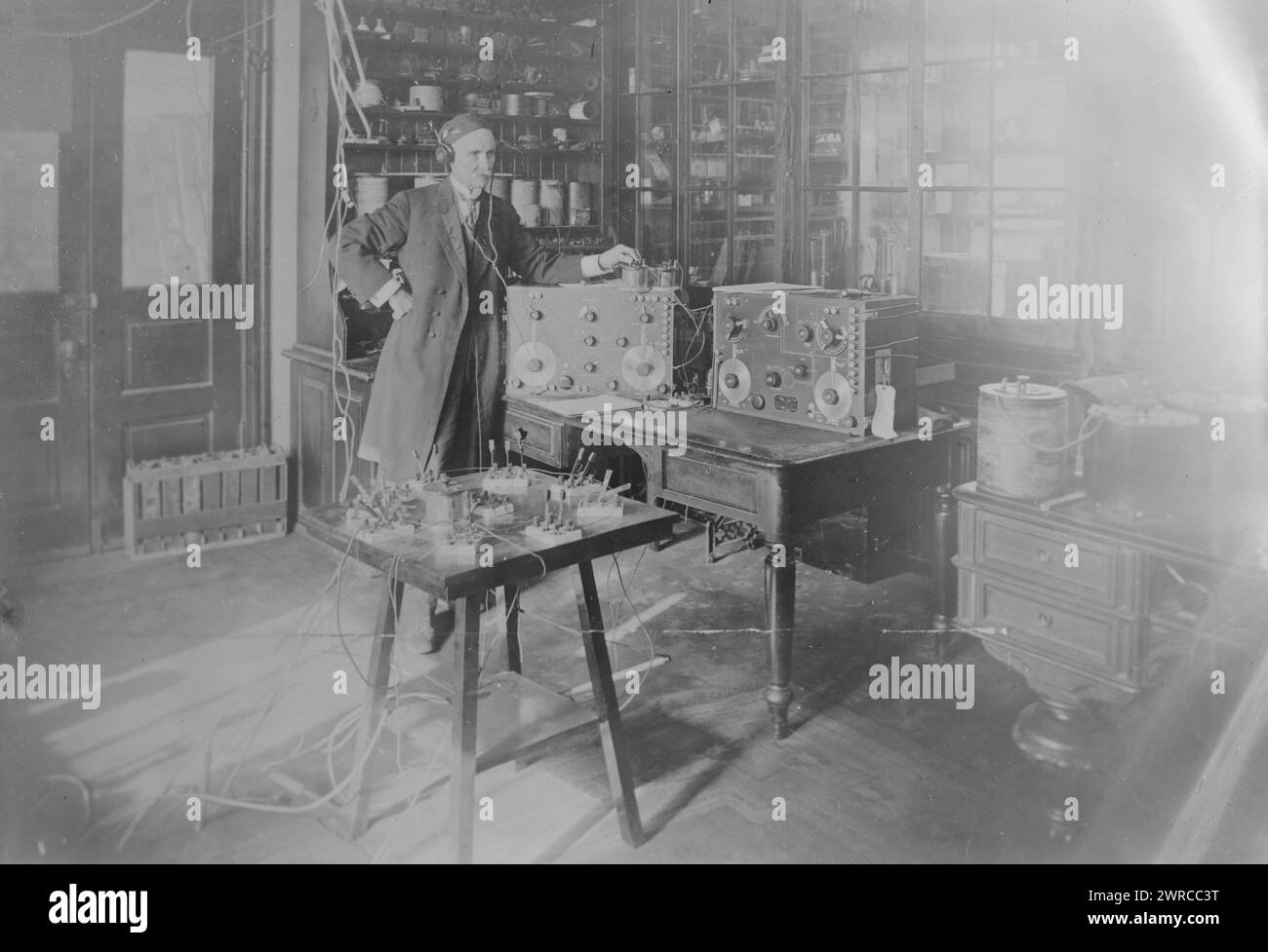 J. Harris Rogers, la fotografia mostra il pioniere della radio James Harris Rogers (1856-1929) nel suo laboratorio., tra ca. 1915 e ca. 1920, Glass negative, 1 negativo: Glass Foto Stock