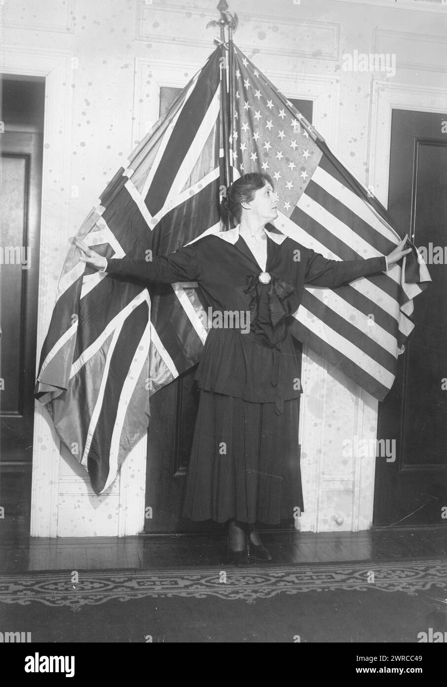 Van Dresser, la fotografia mostra marcia Van Dresser (1877-1937), soprano operistico americano, recitalista e attrice, che indossa una bandiera americana e posa accanto a una bandiera americana e a una bandiera britannica., tra ca. 1915 e ca. 1920, Glass negative, 1 negativo: Glass Foto Stock