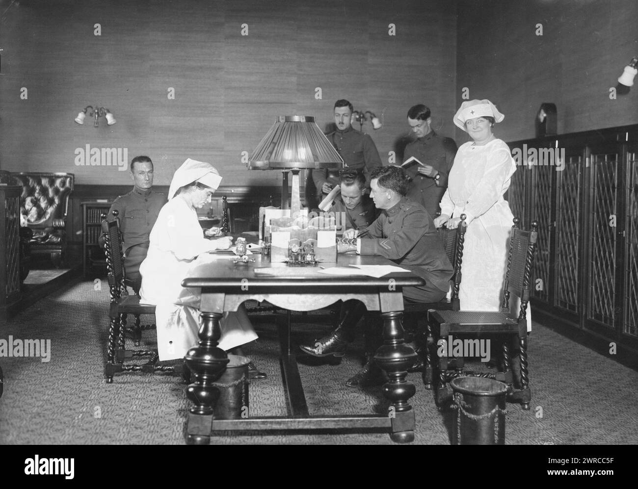 Red Cross, la fotografia mostra Lafayette House, una casa convalescente per soldati e marinai veterani al 112 West 59th Street (Central Park South), New York City. È stato inaugurato nell'ottobre 1918 nell'ex casa Deutscher Verein., tra il 1918 e il 1945. 1920, Guerra Mondiale, 1914-1918, Glass negative, 1 negativo: Vetro Foto Stock