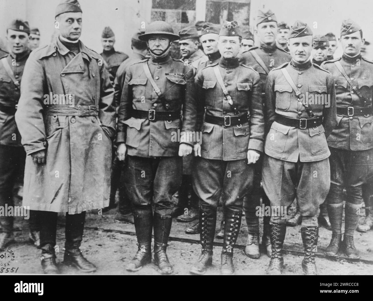 Gens. W.L. Wright, F.L. Winn & Todd, la fotografia mostra il personale dell'esercito degli Stati Uniti durante la prima guerra mondiale, tra cui il generale William Mason Wright (1863-1943), Frank Long Winn (1864-1941) e Henry Davis Todd Jr. (1866-1964), Stenay, Meuse, Francia. 11 novembre 1918., 1918 11 novembre, Guerra Mondiale, 1914-1918, lati negativi del vetro, 1 negativo: vetro Foto Stock