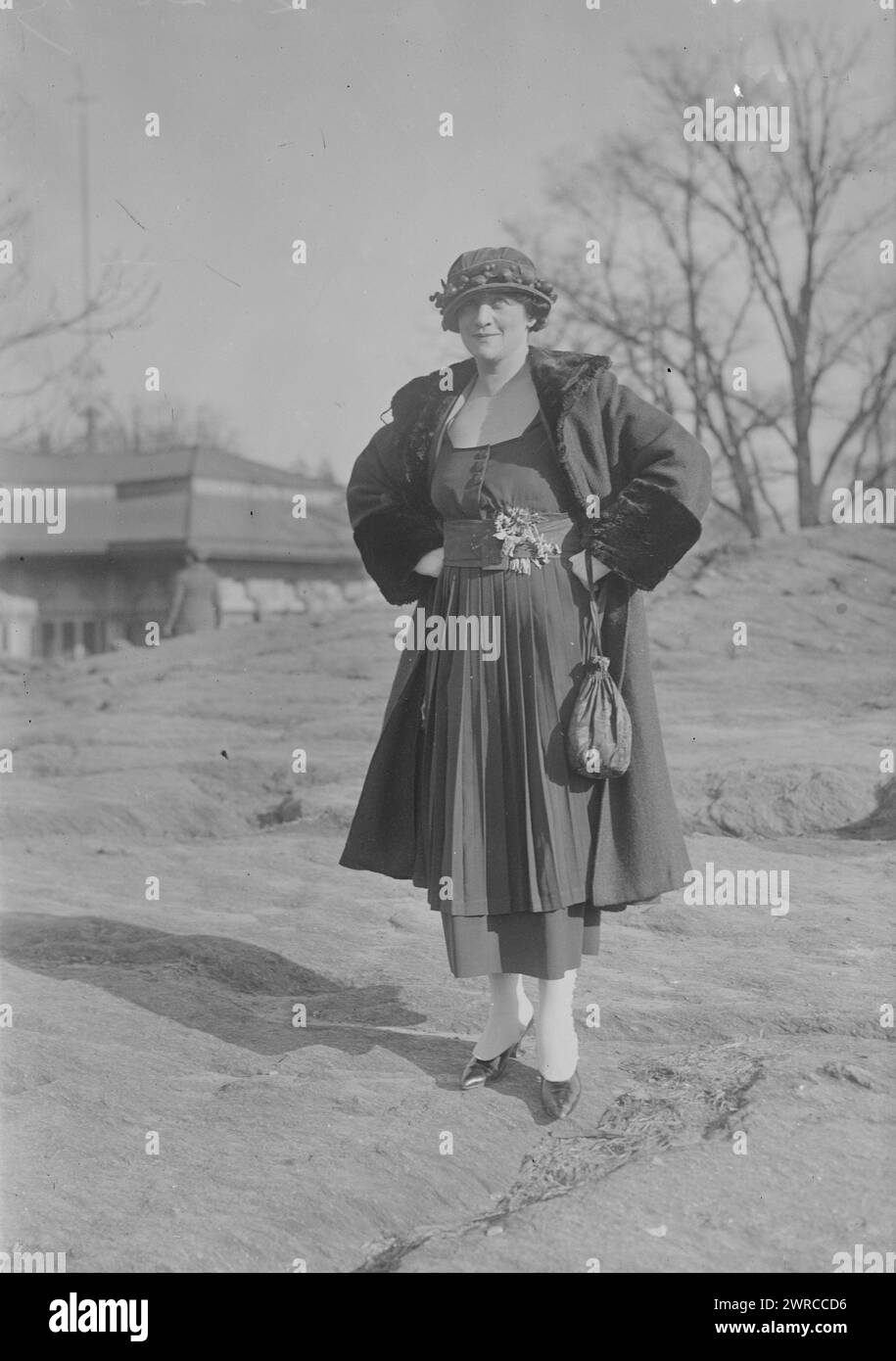 Jardon, Photograph Shows Dorothy Jardon (1883?-1966), attrice e cantante americana, Probably in Central Park, New York City., 1919 febbraio 28, Glass negatives, 1 negative: Glass Foto Stock