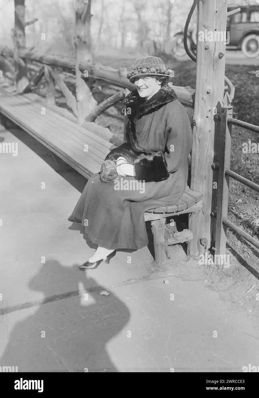 Jardon, la fotografia mostra Dorothy Jardon (1883?-1966), un'attrice e cantante americana, probabilmente a Central Park, New York. L'ombra del fotografo è visibile nell'immagine., 1919 feb. 28, Glass negatives, 1 negative: Glass Foto Stock