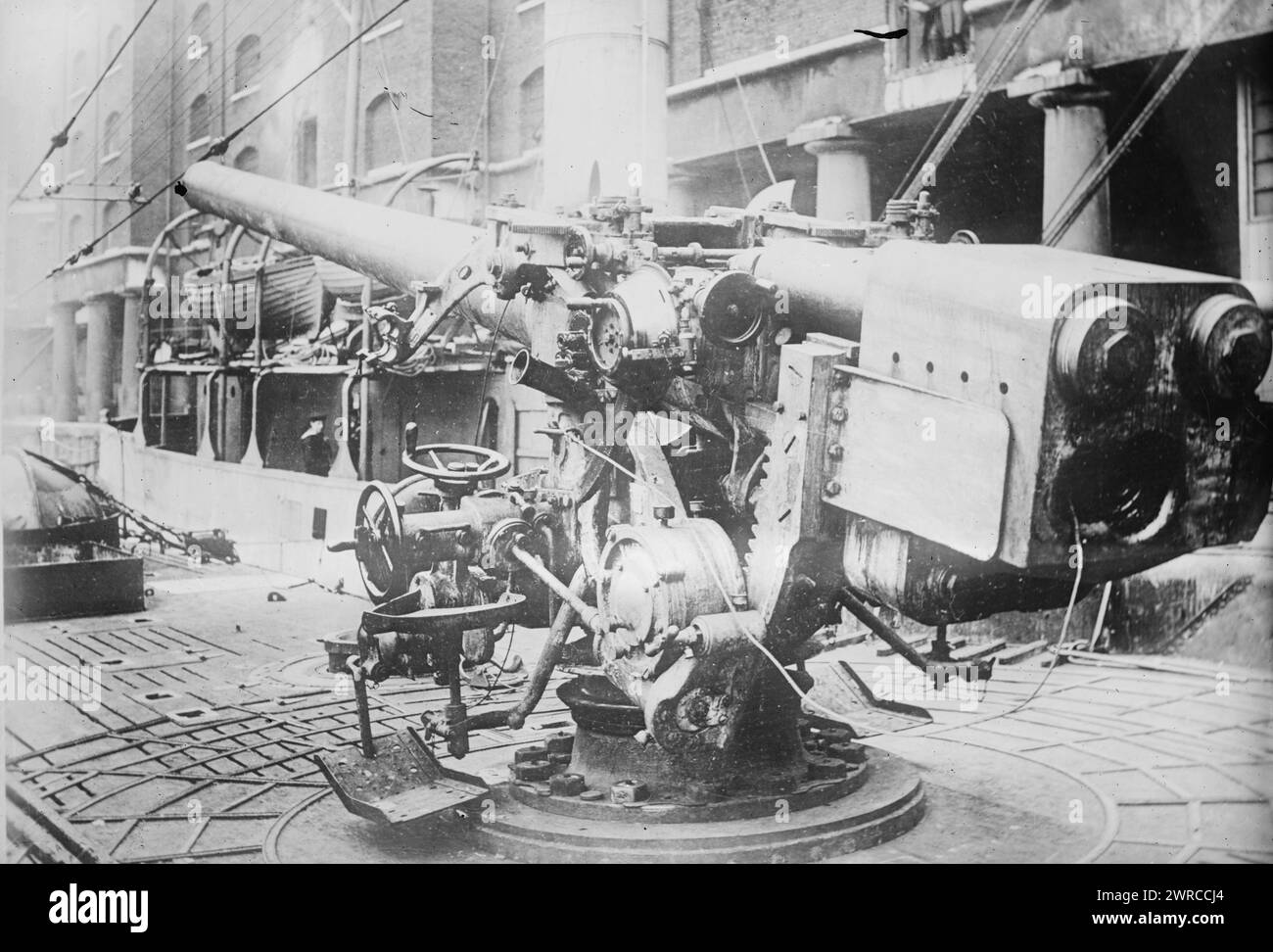 Pistola sull'U-155, tra ca. 1915 e ca. 1920, Glass negative, 1 negativo: Glass Foto Stock