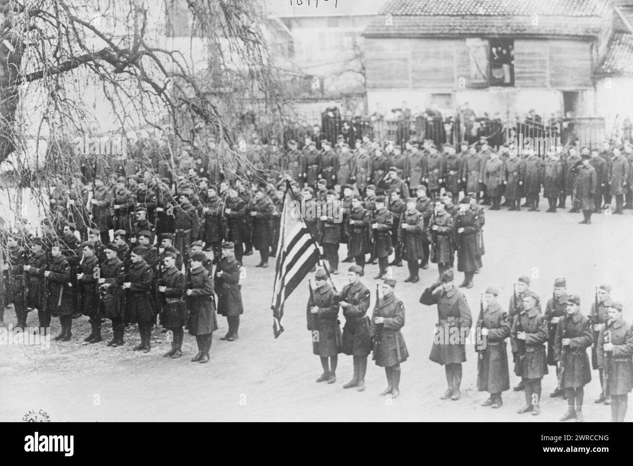 Servizio Roosevelt, Francia, la fotografia mostra i soldati allineati in formazione con bandiera americana nel pomeriggio del giorno del funerale dell'ex presidente Roosevelt presso il quartier generale della prima Armata americana, Bar-sur-Aube, Francia, 8 gennaio 1919. 8 gennaio 1919, Guerra Mondiale, 1914-1918, Glass negative, 1 negative: Glass Foto Stock