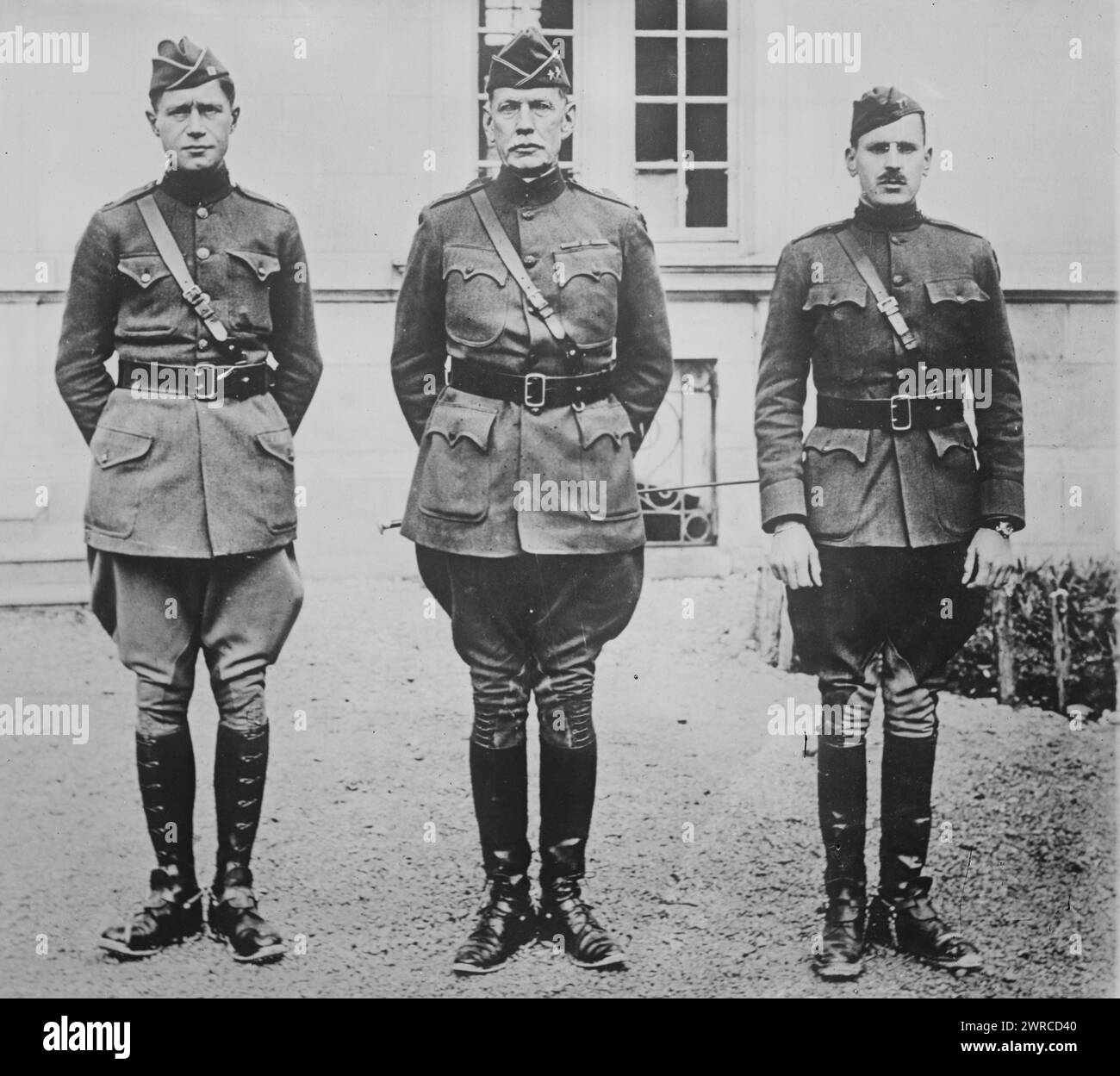Capitano Sidney Fish, maggior generale H.T. Allen, capitano H.T. Allen Jr., fotografie mostrano il maggior generale Henry Tureman Allen (1859-1930) con suo figlio il capitano Henry T. Allen Jr. (1889-1971) e il capitano Sidney Webster Fish (1885-1950), Cote d'Or, Francia, 11 gennaio 1919. Gli uomini prestarono servizio nella 90th Infantry Division of the U.S. Army durante la prima guerra mondiale, 1919 gennaio 11, Glass negatives, 1 negative: Glass Foto Stock