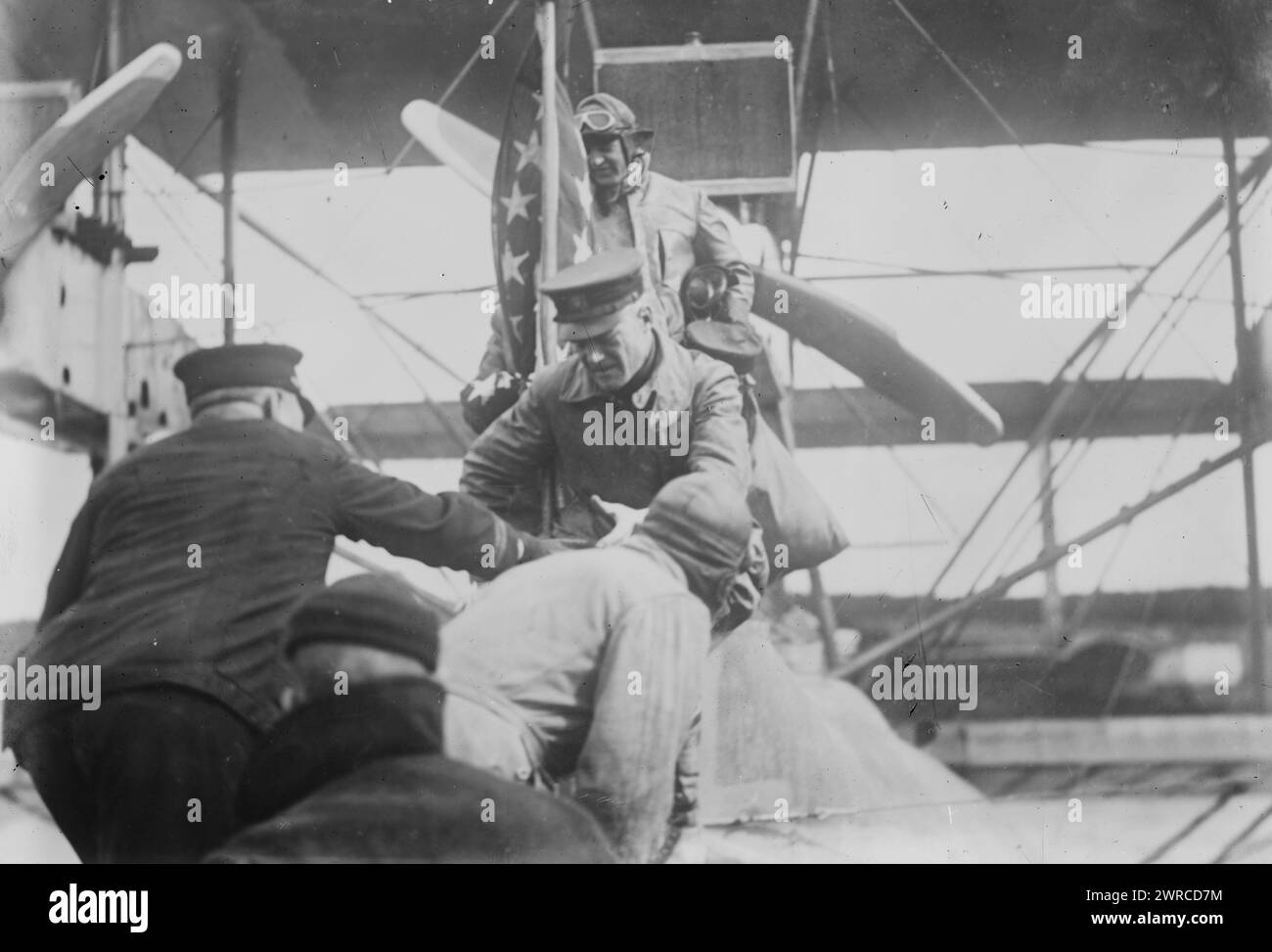 Tenente Comm. Mitscher & LT. Barin Landing, la fotografia mostra Marc Andrew "Pete" Mitscher (1887-1947), un pioniere dell'aviazione navale che servì come ammiraglio nella Marina degli Stati Uniti e Louis T. Barin., tra CA. 1915 e ca. 1920, Glass negative, 1 negativo: Glass Foto Stock