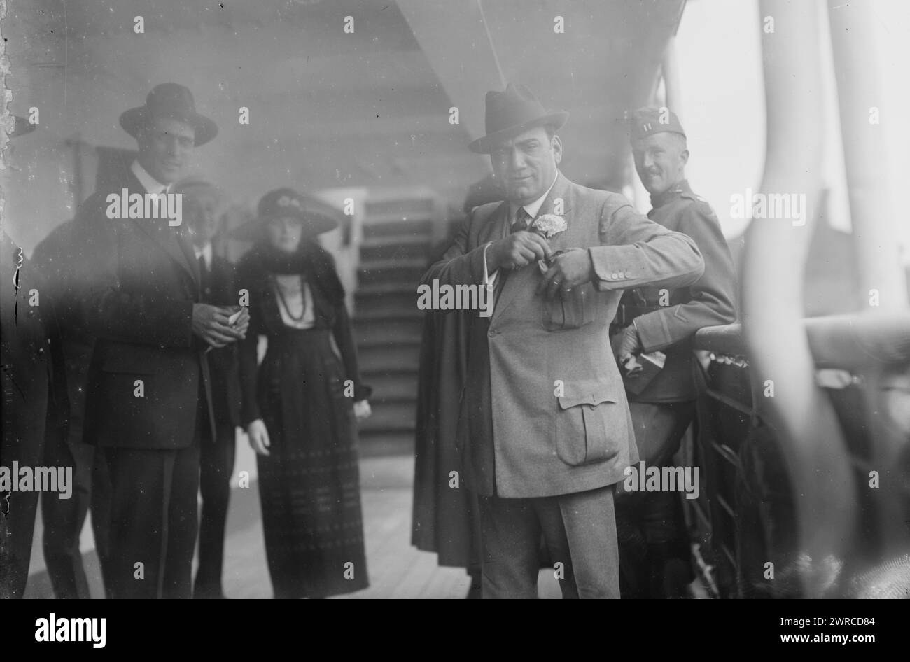 Caruso partenza, 24/5/19, la fotografia mostra il tenore italiano Enrico Caruso (1873-1921) e sua moglie, l'ex Miss Dorothy Park Benjamin (1893-1955) a bordo della nave Giuseppe Verdi., 1919 settembre 5, Glass negative, 1 negative: Glass Foto Stock