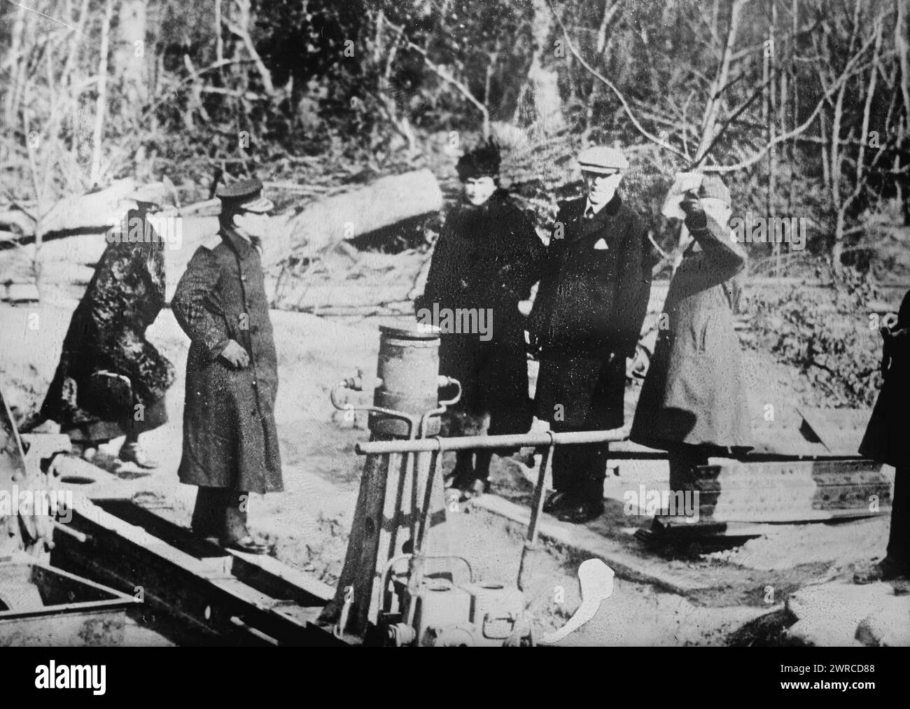 Wilsons al fronte, la fotografia mostra il presidente Wilson, sua moglie Edith Bolling Wilson, l'ammiraglio C.T. Grayson, e la signorina E. Benham (segretaria della signora Wilson) in una postazione di cannoni tedesca a Soissons, in Francia, il 23 marzo 1919, dopo la prima guerra mondiale, il 1919 marzo 23, Glass negatives, 1 negative: Glass Foto Stock