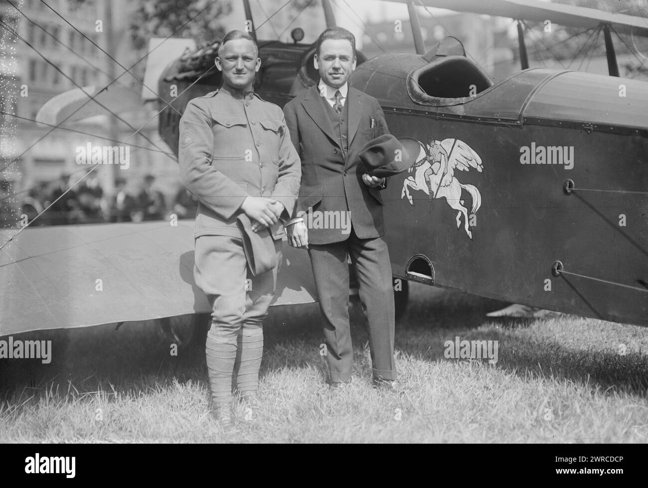 Dalhart, la fotografia mostra la cantante country Marion Try Slaughter (1883-1948), che era anche conosciuta come Vernon Dalhart, in piedi accanto a un aereo con un sergente del Signal Corps. 1915 e ca. 1920, Glass negative, 1 negativo: Glass Foto Stock