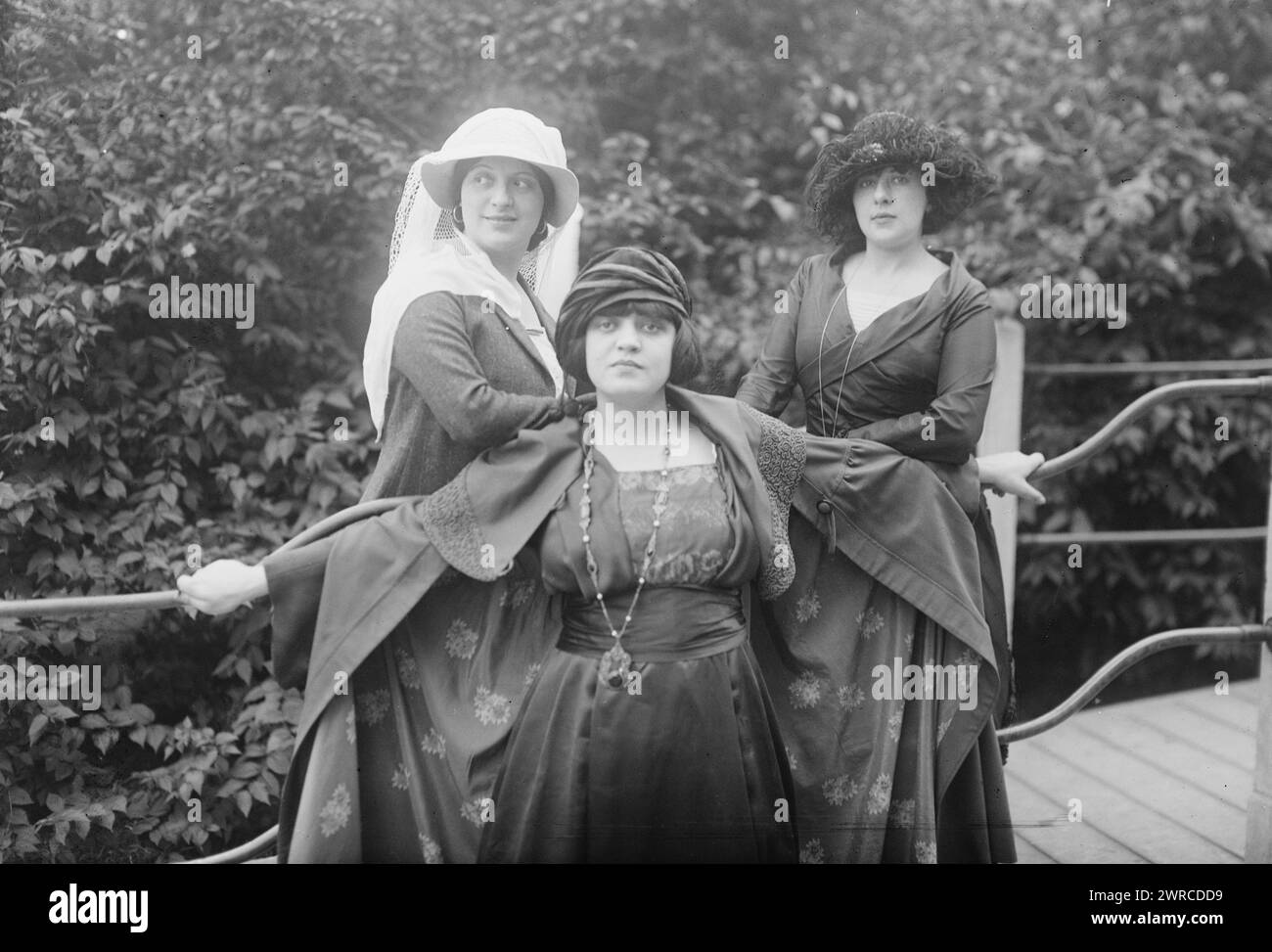 Carmella & Rosa Ponselle: Edith Prilik, la fotografia mostra la cantante d'opera soprano Rosa Ponselle (1897-1981) con sua sorella, mezzosoprano Carmela Anna Ponselle (1887-1977), e Edith Prilik, segretaria di Rosa Ponselle., 1929 luglio 3, Glass negatives, 1 negativo: vetro Foto Stock