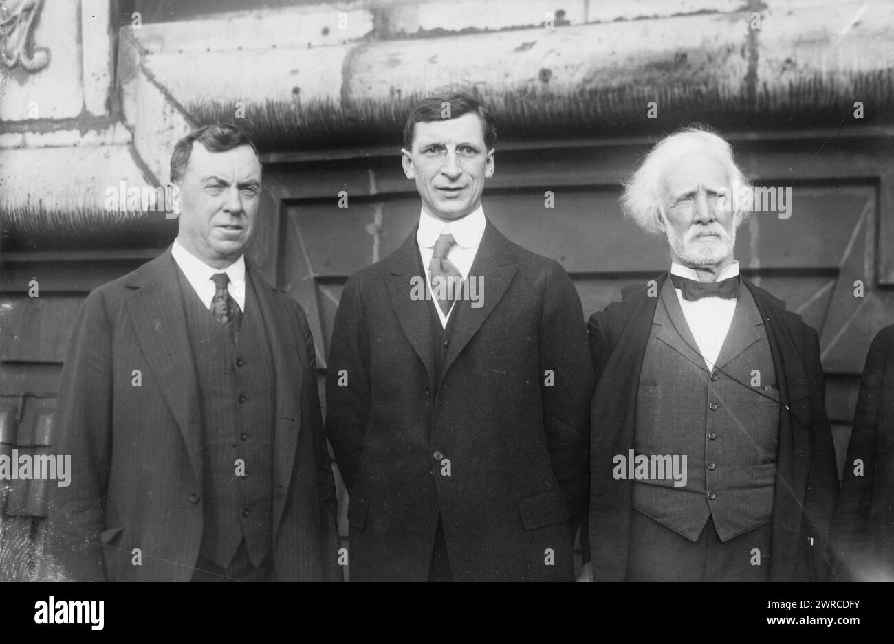 Cohalan, De Valera, Goff, la fotografia mostra Daniel Florence Cohalan (1867-1946), Eamon de Valera (1882-1975) e John W. Goff (1846-1924) al Waldorf Astoria, New York City nel marzo 1919 per commemorare la campagna di de Valera per l'indipendenza irlandese negli Stati Uniti., 1919 marzo, Glass negatives, 1 negative: Glass: Glass Foto Stock