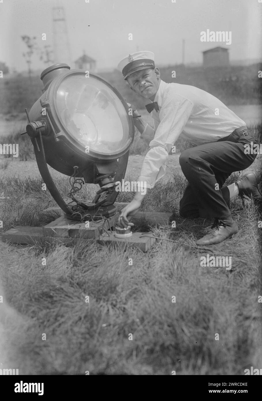 La fotografia mostra un proiettore a Mineola, Long Island, che è stato utilizzato in previsione dell'arrivo del dirigibile britannico R34 durante il suo primo volo transatlantico, 1919., 1919 luglio 3, Glass negative, 1 negative: Glass Foto Stock