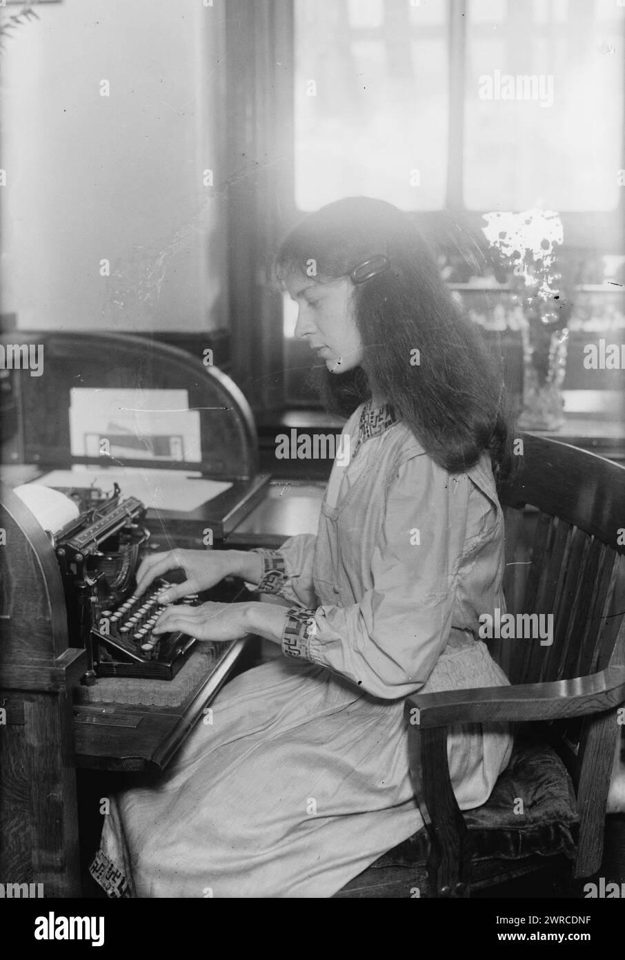 Hamlin, la fotografia mostra l'attore bambino Sally Hamlin (1902-1987) che ha anche fatto registrazioni di poesie. Sally e' seduta ad una macchina da scrivere, tra ca. 1915 e ca. 1920, Glass negative, 1 negativo: Glass Foto Stock