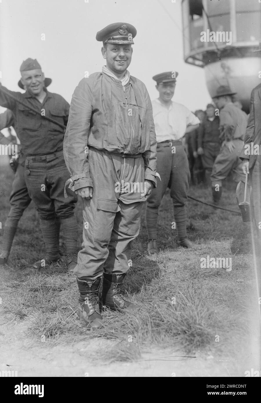 Comm. Scott appena fuori R-34, la fotografia mostra George Herbert 'Lucky Breeze' Scott (1888-1930), un pilota di dirigibile britannico dopo aver completato il volo transatlantico del dirigibile R34 a Mineola, Long Island, New York, 6 luglio 1919. 1919 luglio 6, Glass negative, 1 negativo: Glass Foto Stock