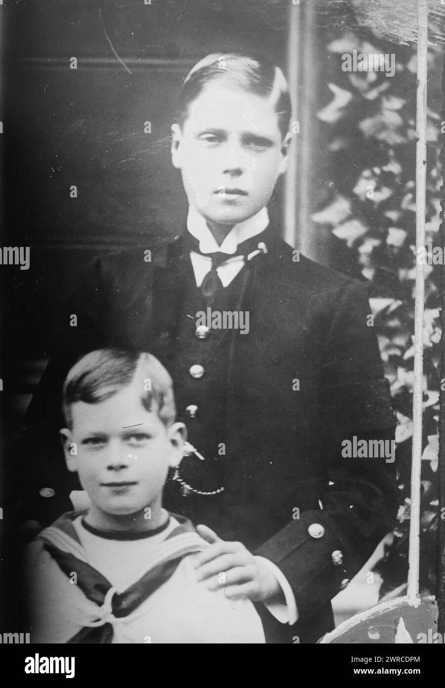 Principe di Galles, la fotografia mostra (davanti): Principe Alberto, poi duca di York e poi Giorgio vi (1895-1952) e (dietro) il principe Edoardo, poi principe di Galles e poi Edoardo VIII (1894-1972)., tra ca. 1915 e ca. 1920, Glass negative, 1 negativo: Glass Foto Stock