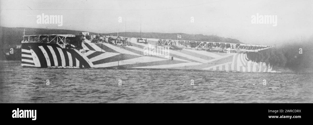 ARGUS, la fotografia mostra la nave portaerei britannica, la HMS Argus dipinta in dazzle camouflage., 1918, Glass negatives, 1 negative: Glass Foto Stock