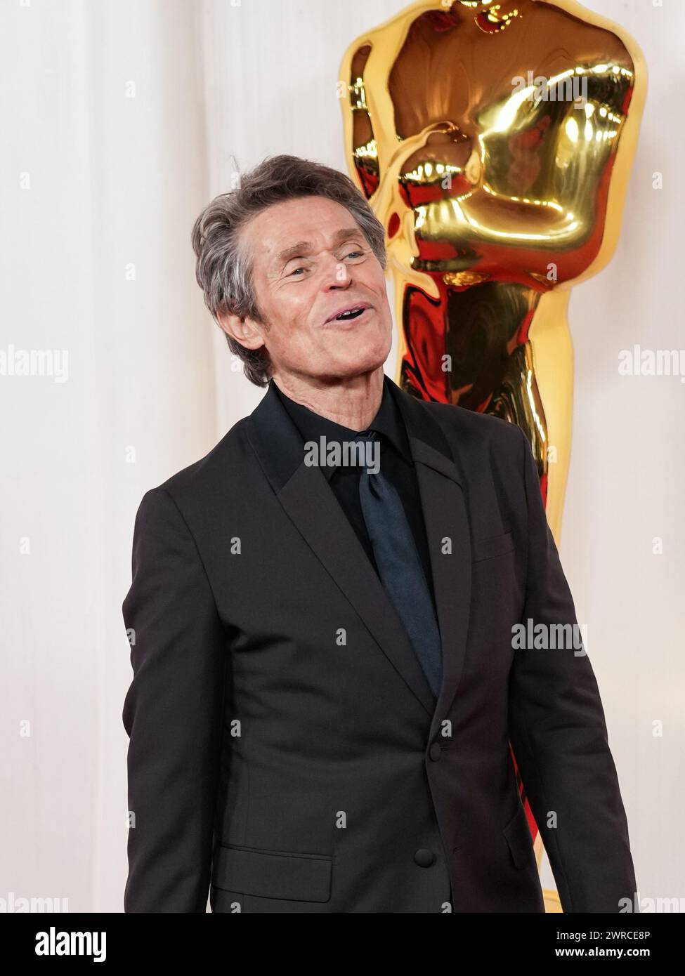 Los Angeles, Stati Uniti. 10 marzo 2024. Willem Dafoe cammina sul Red carpet ai 96° Academy Awards tenuti dall'Academy of Motion Picture Arts and Sciences al Dolby Theatre di Los Angeles, CALIFORNIA, il 10 marzo 2024. (Foto di Sthanlee B. Mirador/Sipa USA) credito: SIPA USA/Alamy Live News Foto Stock