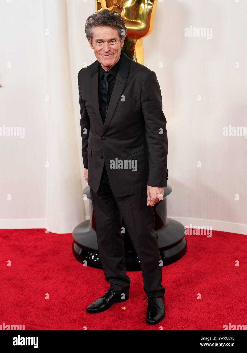 Los Angeles, Stati Uniti. 10 marzo 2024. Willem Dafoe cammina sul Red carpet ai 96° Academy Awards tenuti dall'Academy of Motion Picture Arts and Sciences al Dolby Theatre di Los Angeles, CALIFORNIA, il 10 marzo 2024. (Foto di Sthanlee B. Mirador/Sipa USA) credito: SIPA USA/Alamy Live News Foto Stock