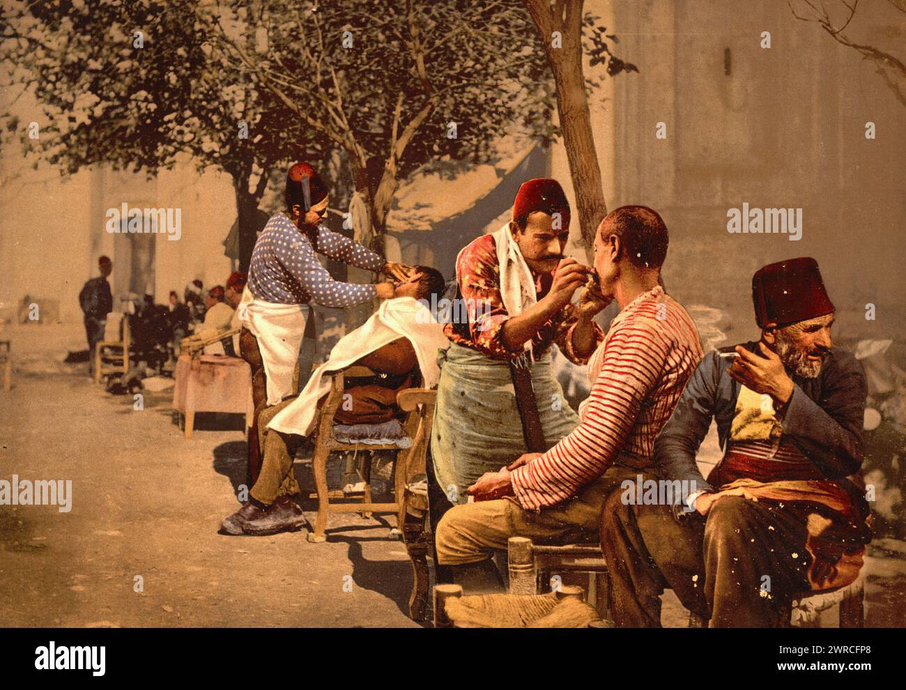 Barbieri nei pressi di Seraskierrat (Seraskerat) Costantinopoli, Turchia, tra ca. 1890 e ca. 1900., Turchia, Istanbul, colore, 1890-1900 Foto Stock