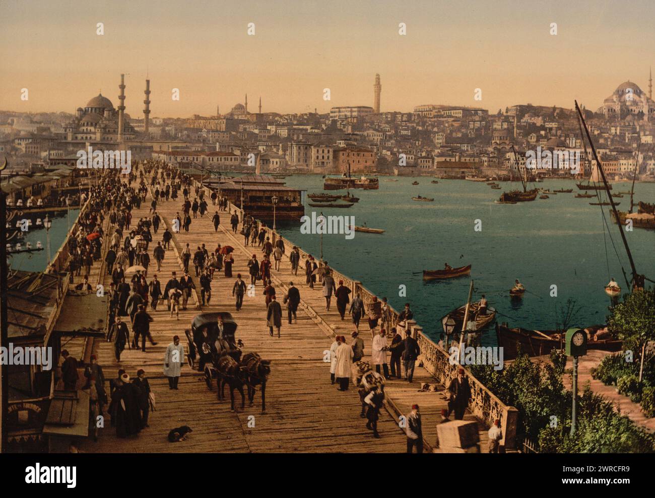 Ponte Kara-Keui (Galata), Costantinopoli, Turchia, Print mostra una vista a volo d'uccello di molti pedoni e una carrozza trainata da cavalli sul ponte Galata, che attraversa il Corno d'Oro a Eminönü, Istanbul, Turchia, con minareti e moschee visibili sullo sfondo., tra ca. 1890 e ca. 1900., Bridges, Turchia, Istanbul, 1890-1900, Bird's-eye Views, 1890-1900., Bird's-Eye Views, 1890-1900, Color, 1890-1900 Foto Stock