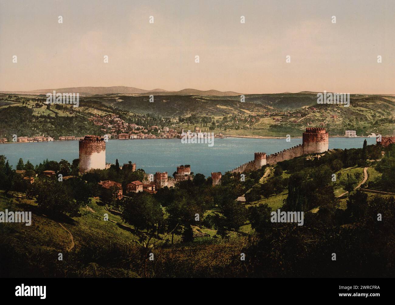 Bosforo (vale a dire Bosforo), Rumeli e Anadali-Hissar (vale a dire Anadolu Hisarı) Costantinopoli, Turchia, tra ca. 1890 e ca. 1900., Anadolu Hisarı (Istanbul, Turchia: Fortezza), Color, 1890-1900 Foto Stock