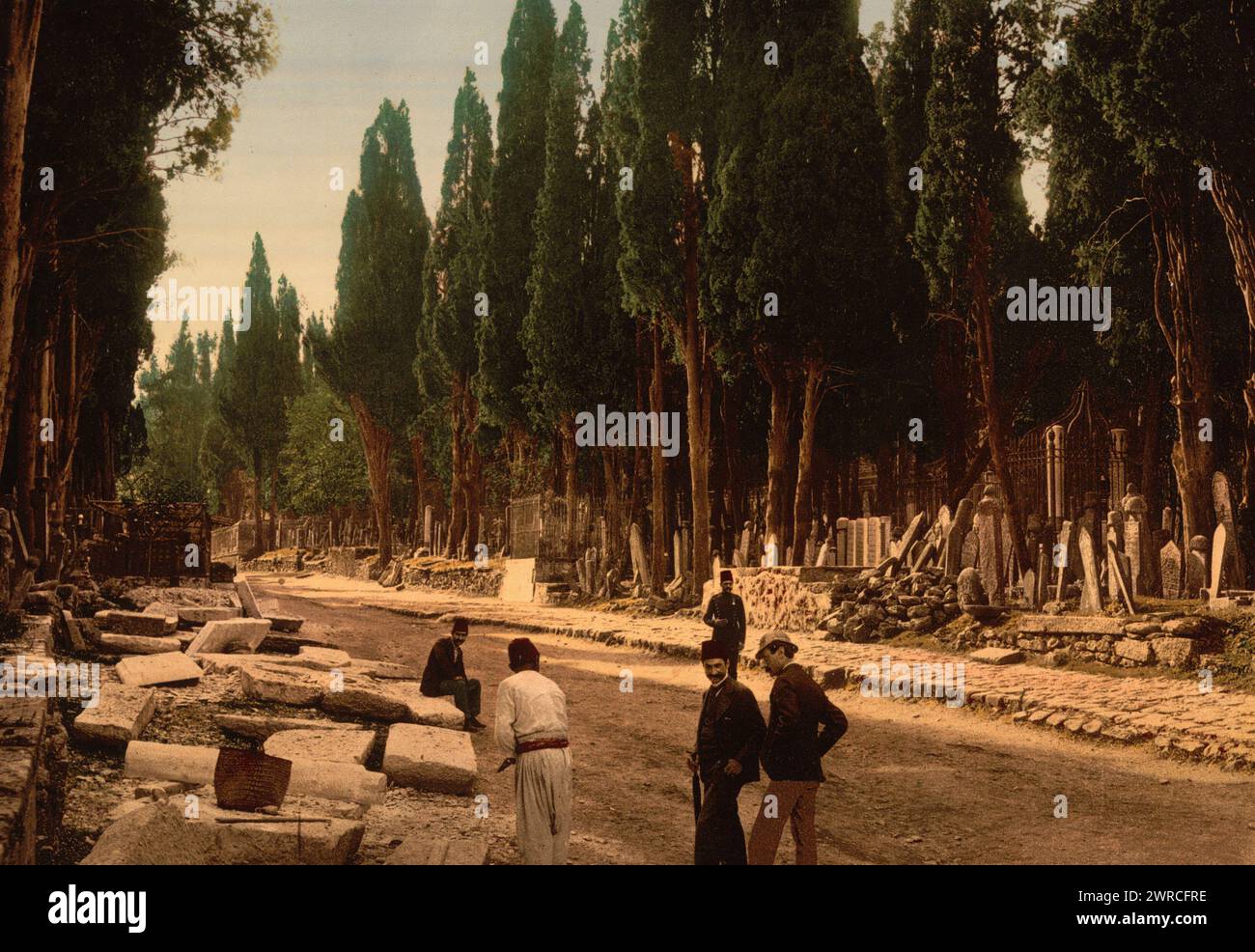 Cipressi e strada che conduce al cimitero, Scutari, Costantinopoli, Turchia, tra ca. 1890 e ca. 1900., Turchia, Istanbul, colore, 1890-1900 Foto Stock