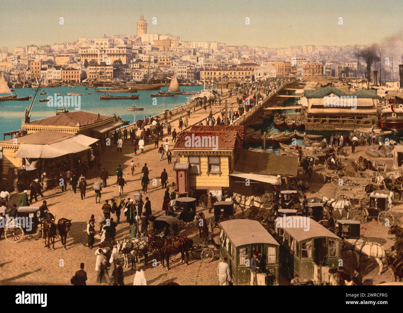Kara-Keui (Galata) e vista di Pera, Costantinopoli, Turchia, Stampa mostra il ponte Galata, Istanbul, Turchia. La vista è dal lato Eminönü del ponte nella città Vecchia verso i quartieri di Karaköy e Beyoğlu. La Torre Galata è visibile in lontananza, tra ca. 1890 e ca. 1900., Turchia, Istanbul, colore, 1890-1900 Foto Stock