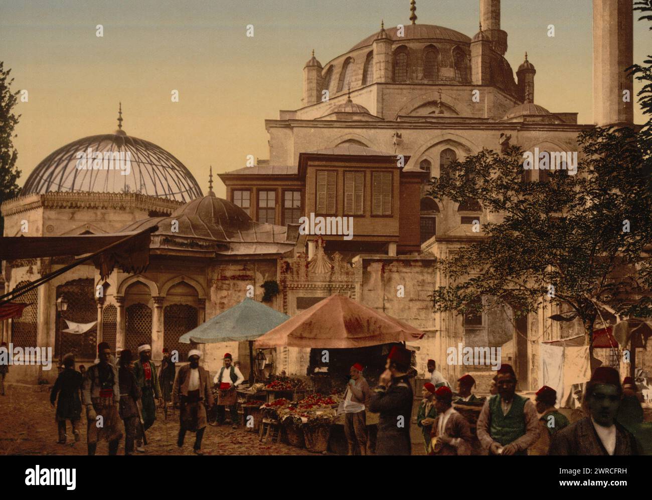 Moschea e strada, Scutari, Costantinopoli, Turchia, tra ca. 1890 e ca. 1900., Turchia, Istanbul, colore, 1890-1900 Foto Stock