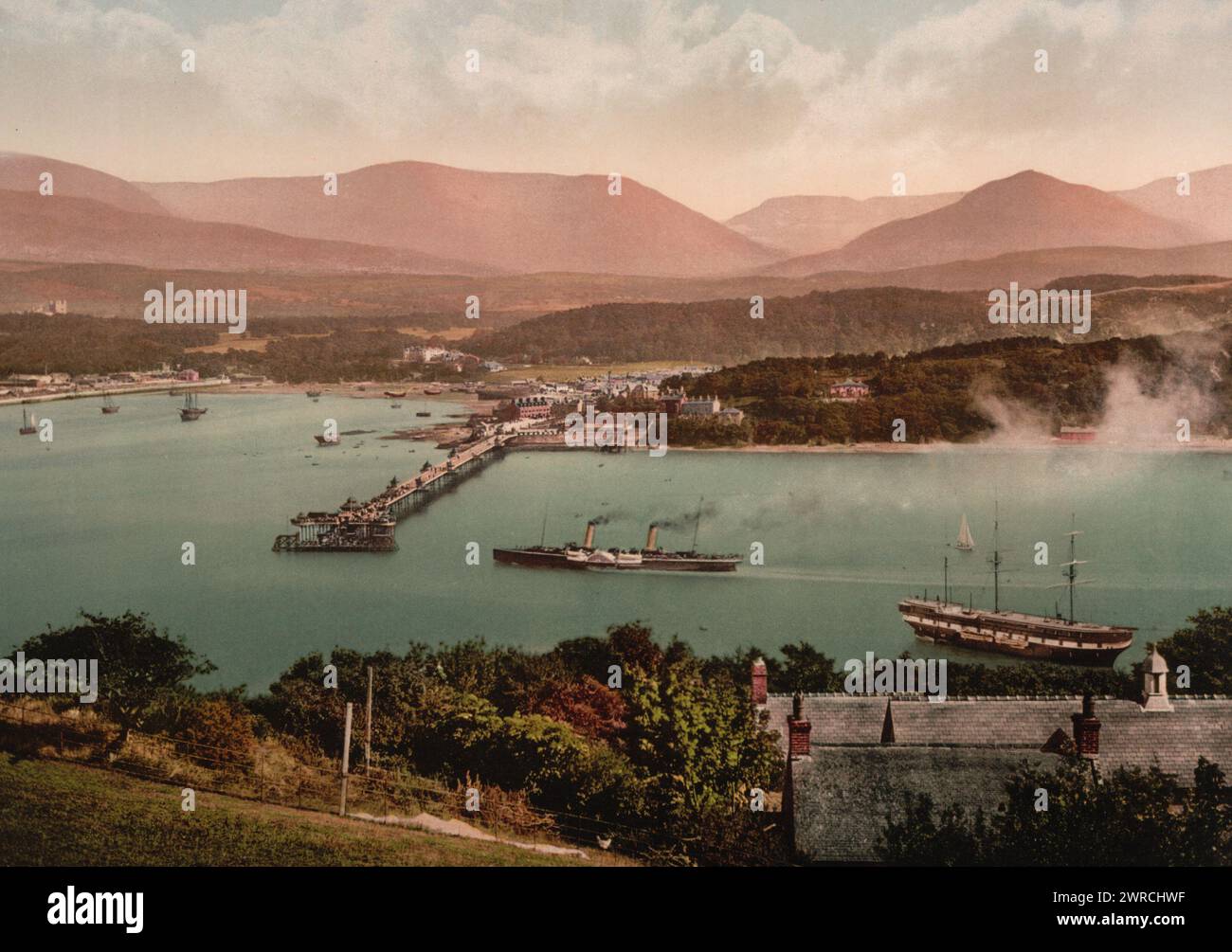 Bangor di Anglesey, Galles, Print mostra la nave HMS Clio, una Corvette da 22 cannoni usata come nave addestramento intorno all'inizio del XX secolo., tra ca. 1890 e ca. 1900., Galles, Bangor, colore, 1890-1900 Foto Stock