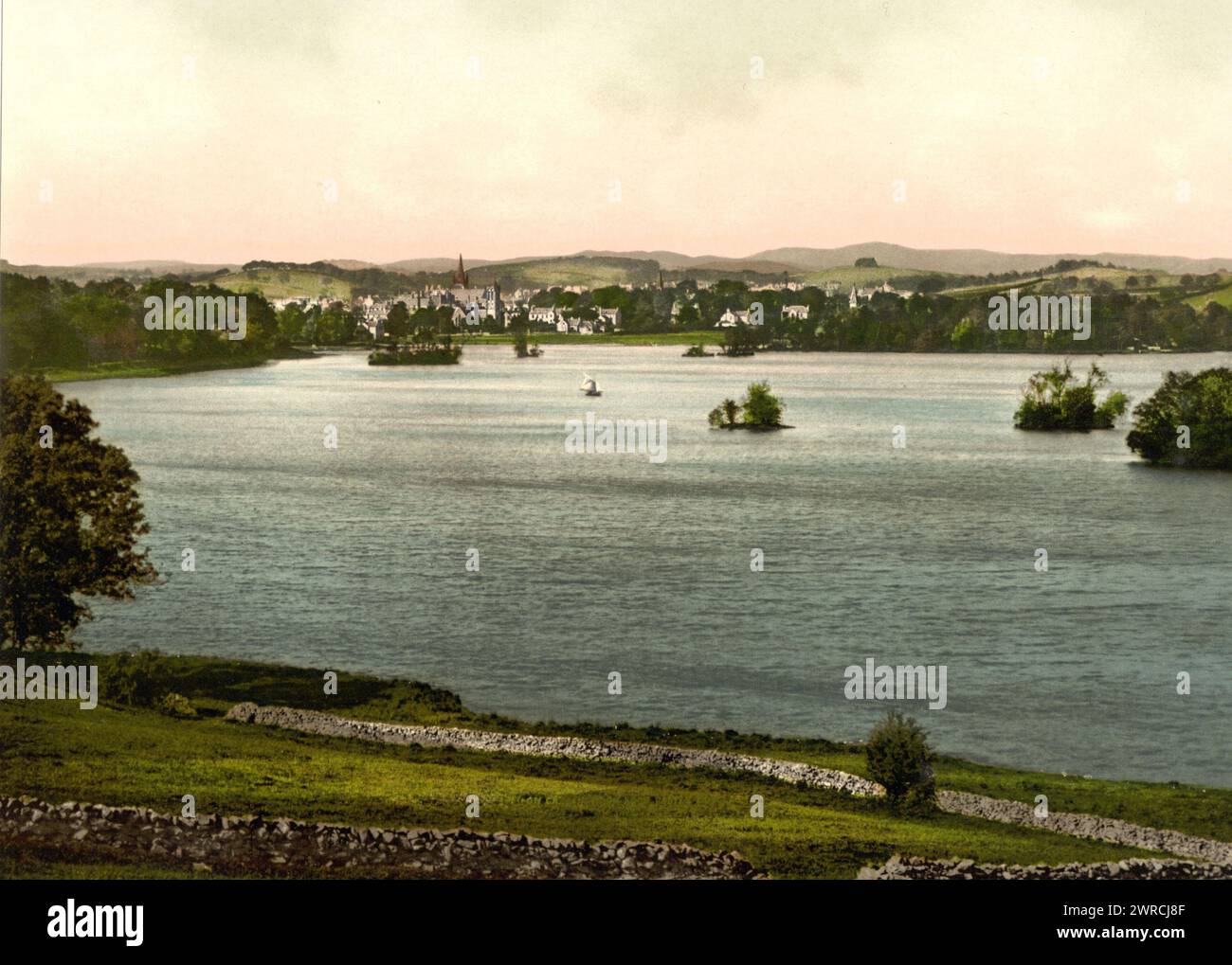 A Carlingwark Loch, Castle Douglas, Scozia, tra ca. 1890 e ca. 1900., Scozia, Castle Douglas, Color, 1890-1900 Foto Stock