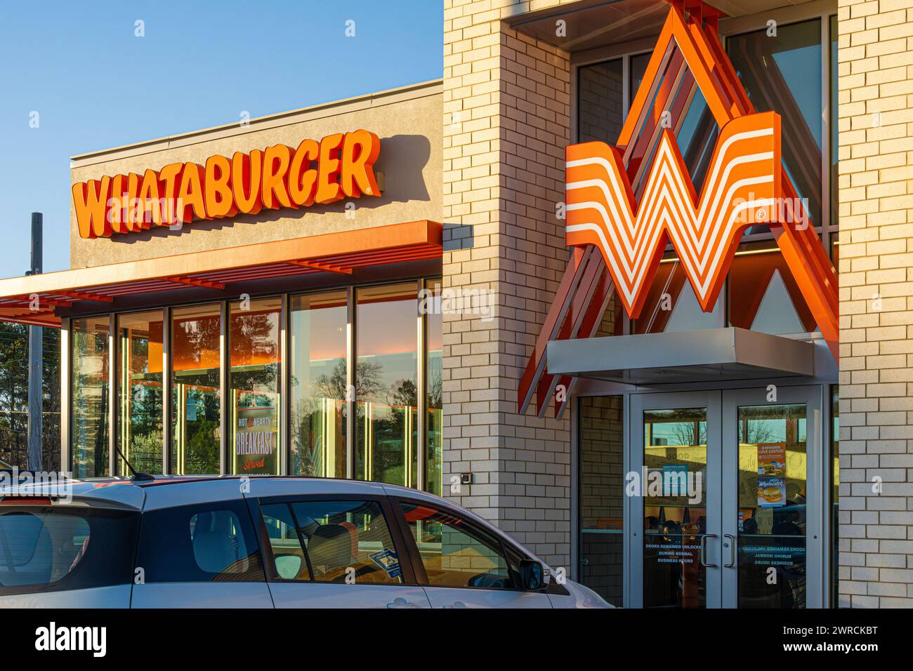 Nuovo fast food Whataburger al tramonto a Snellville, Georgia. (USA) Foto Stock