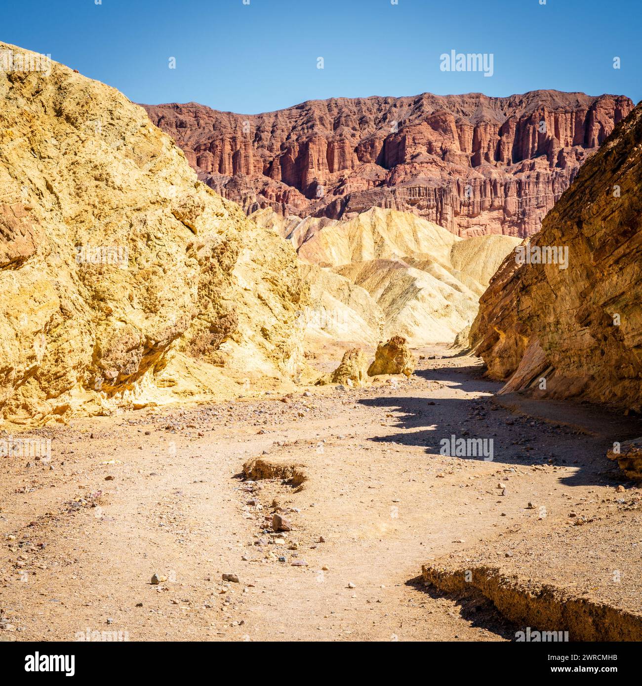 Sentiero escursionistico attraverso il Golden Canyon con vista delle formazioni rocciose della Cattedrale Rossa nel Death Valley National Park in California Foto Stock