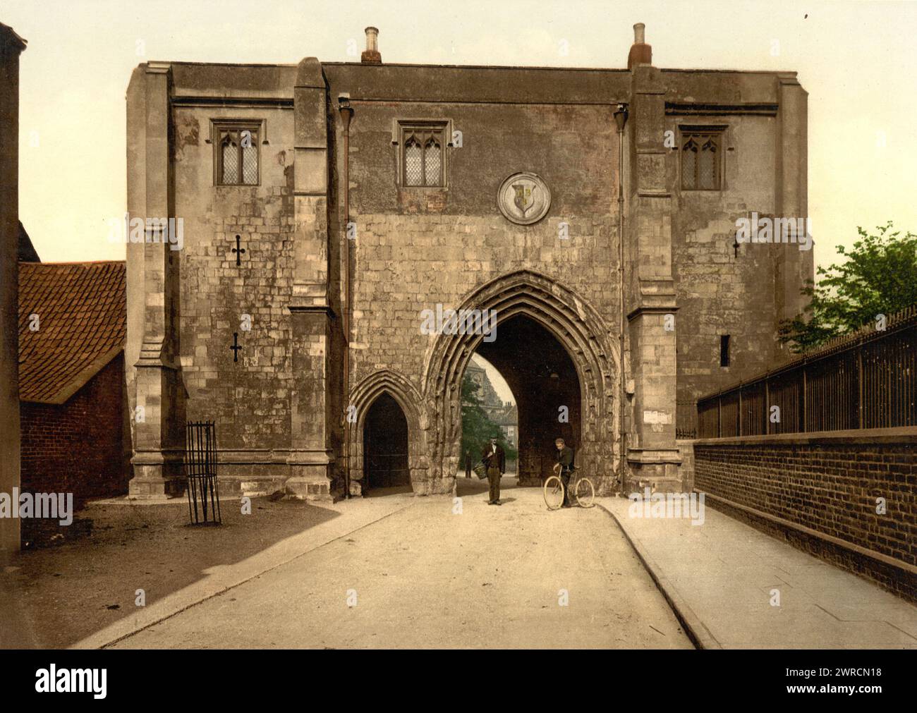Bridlington, The Bayle Gate, Yorkshire, Inghilterra, immagine mostra il 'Bayle' un edificio che era una porta di ingresso del Priorato di Bridlington e in seguito servito come prigione, tribunale e municipio tra le altre cose., tra ca. 1890 e ca. 1900., Inghilterra, Bridlington, colore, 1890-1900 Foto Stock