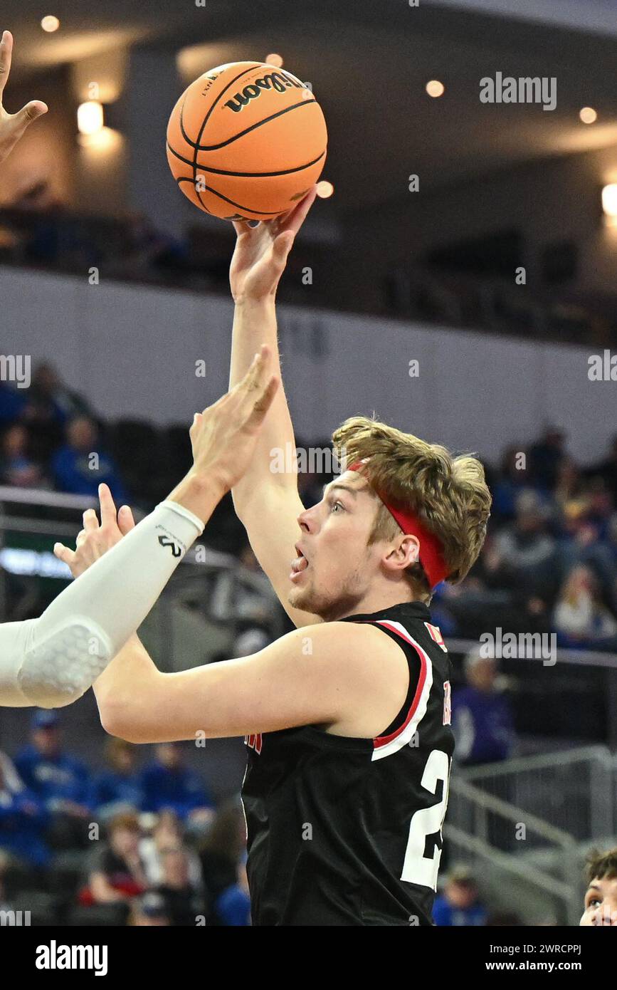 Durante una semifinale di basket maschile NCAA tra i Denver University Pioneers e l'Università del Nebraska-Omaha Maverics durante i Summit League Championships al Denny Sanford PREMIERE Center di Sioux Falls, SD, lunedì 11 marzo 2024. Russell Hons/CSM Foto Stock