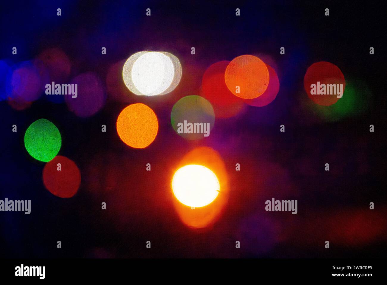 Luci colorate astratte - luci a colori sfocate sulla pista dell'aeroporto - illuminazione rotonda sfocata e sfocata Foto Stock