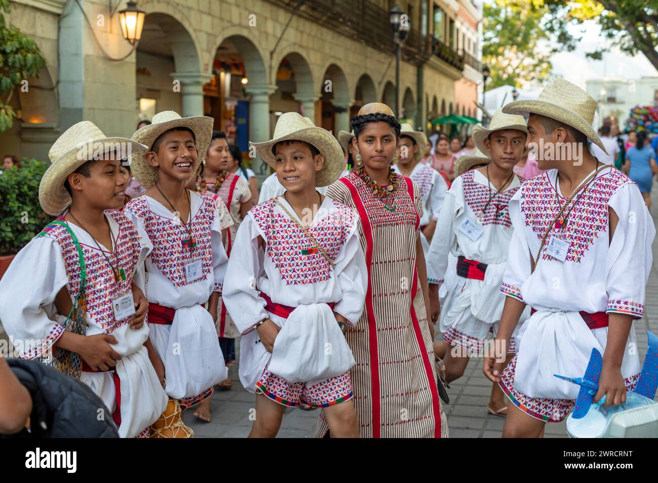 Oaxaca, Messico - studenti di Santa Maria Zacatepec nel distretto Putla di Oaxaca. Avevano appena partecipato ad un evento per International Mother Foto Stock Oaxaca, Messico - studenti di Santa Maria Zacatepec nel distretto Putla di Oaxaca. Avevano appena partecipato ad un evento per International Mother Foto Stock