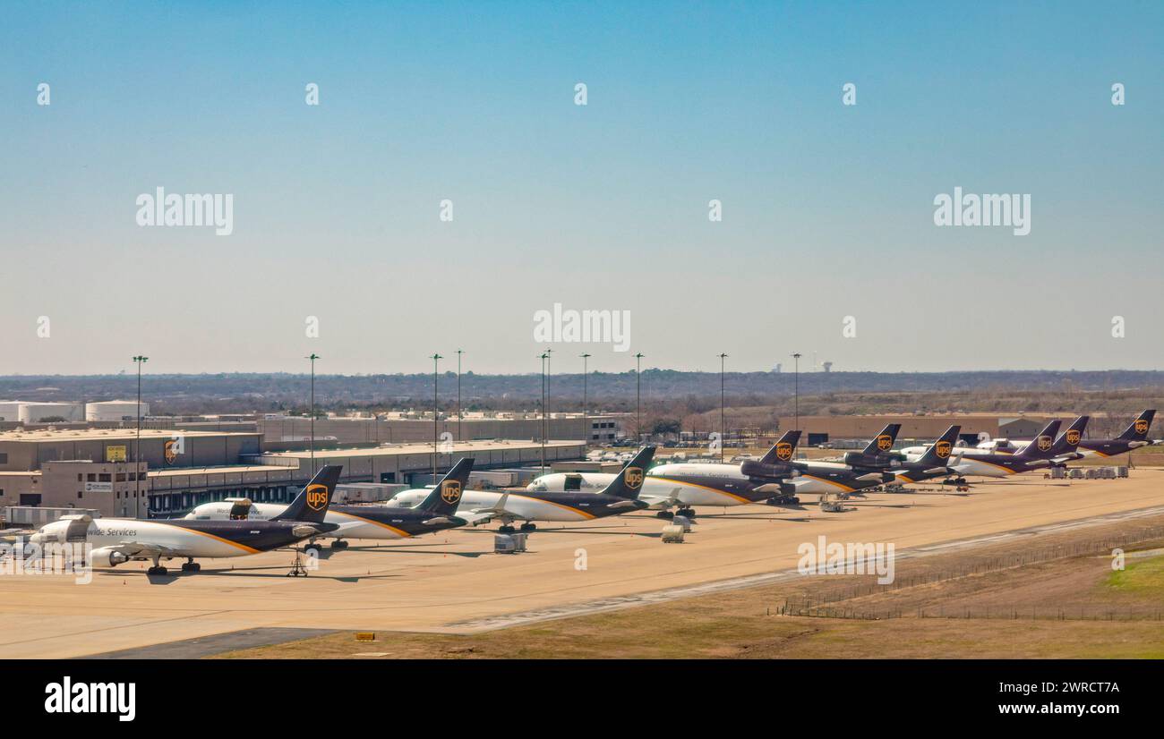 Dallas, Texas - i jet della United Parcel Service parcheggiano al terminal UPS dell'aeroporto internazionale di Dallas Fort Worth. Foto Stock