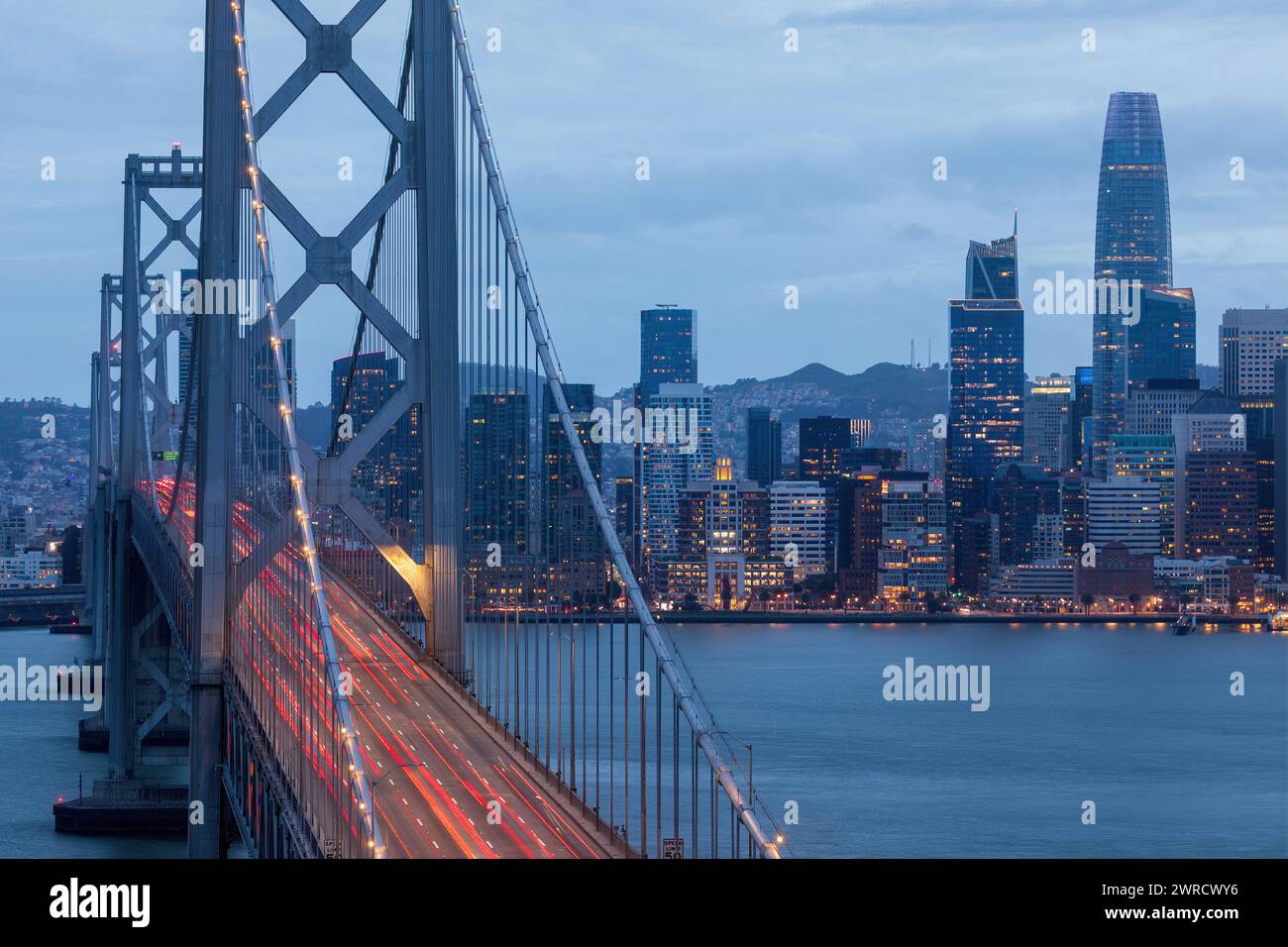 Cars attraversa San Francisco-Oakland Bay Bridge lasciando Light Trails all'ora blu. Treasure Island, San Francisco, California. Foto Stock