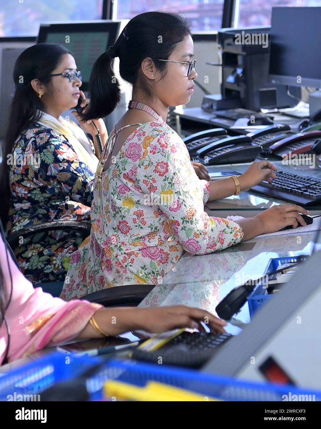 Le controllori del traffico femminile, Bipasha Hrangkhawl, Disha Chandra e Chaya, si occupano della gestione del traffico presso la torre ATCT dell'aeroporto di Agartala per celebrare la giornata internazionale della donna. Tripura, India. Foto Stock