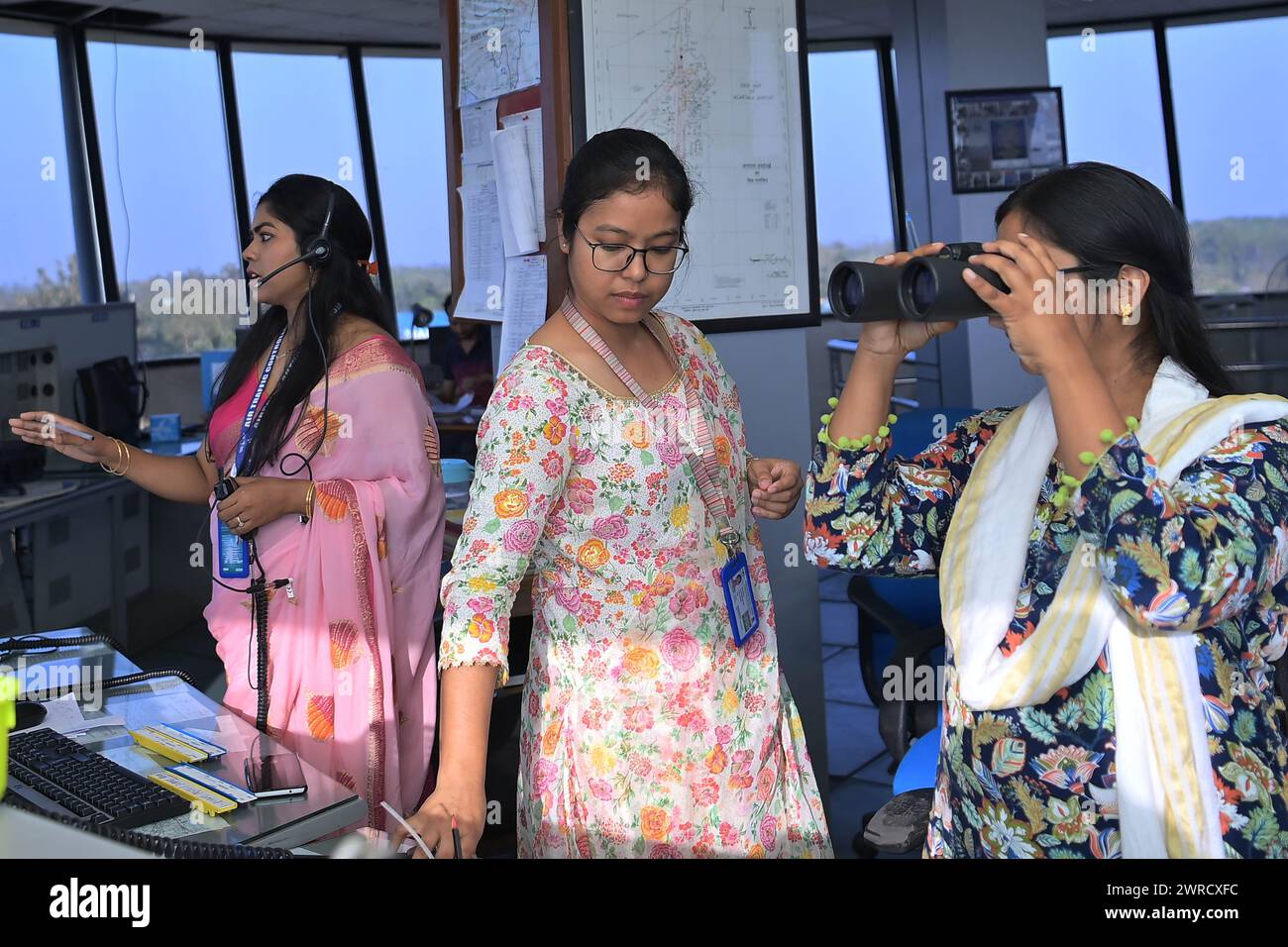 Le controllori del traffico femminile, Bipasha Hrangkhawl, Disha Chandra e Chaya, si occupano della gestione del traffico presso la torre ATCT dell'aeroporto di Agartala per celebrare la giornata internazionale della donna. Tripura, India. Foto Stock