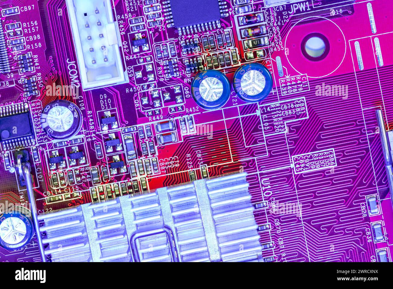 radiatore in alluminio per il raffreddamento del chipset. primo piano dei componenti elettronici sul circuito stampato. Foto Stock