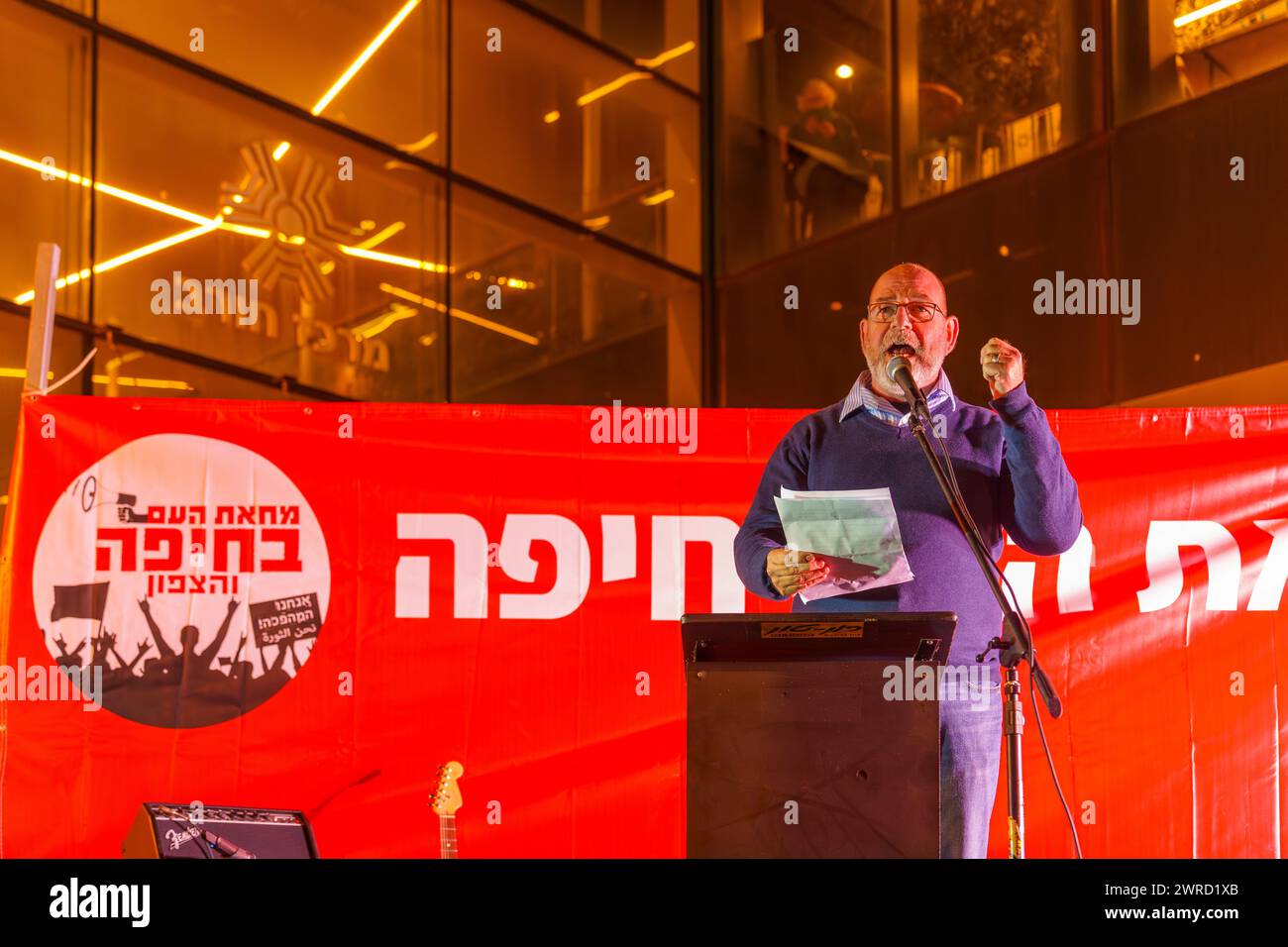 Haifa, Israele - 9 marzo 2024: Il Prof Zeevik Greenberg parla alla folla, parte di una marcia di protesta contro il governo, Haifa, Israele Foto Stock