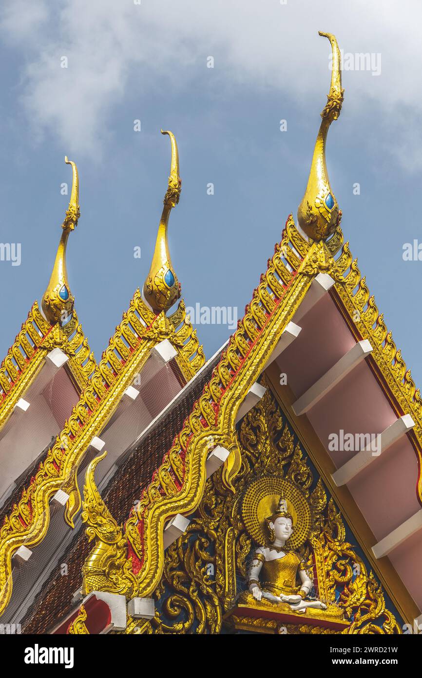 Tetto ornato su un tempio di Bangkok. Foto Stock