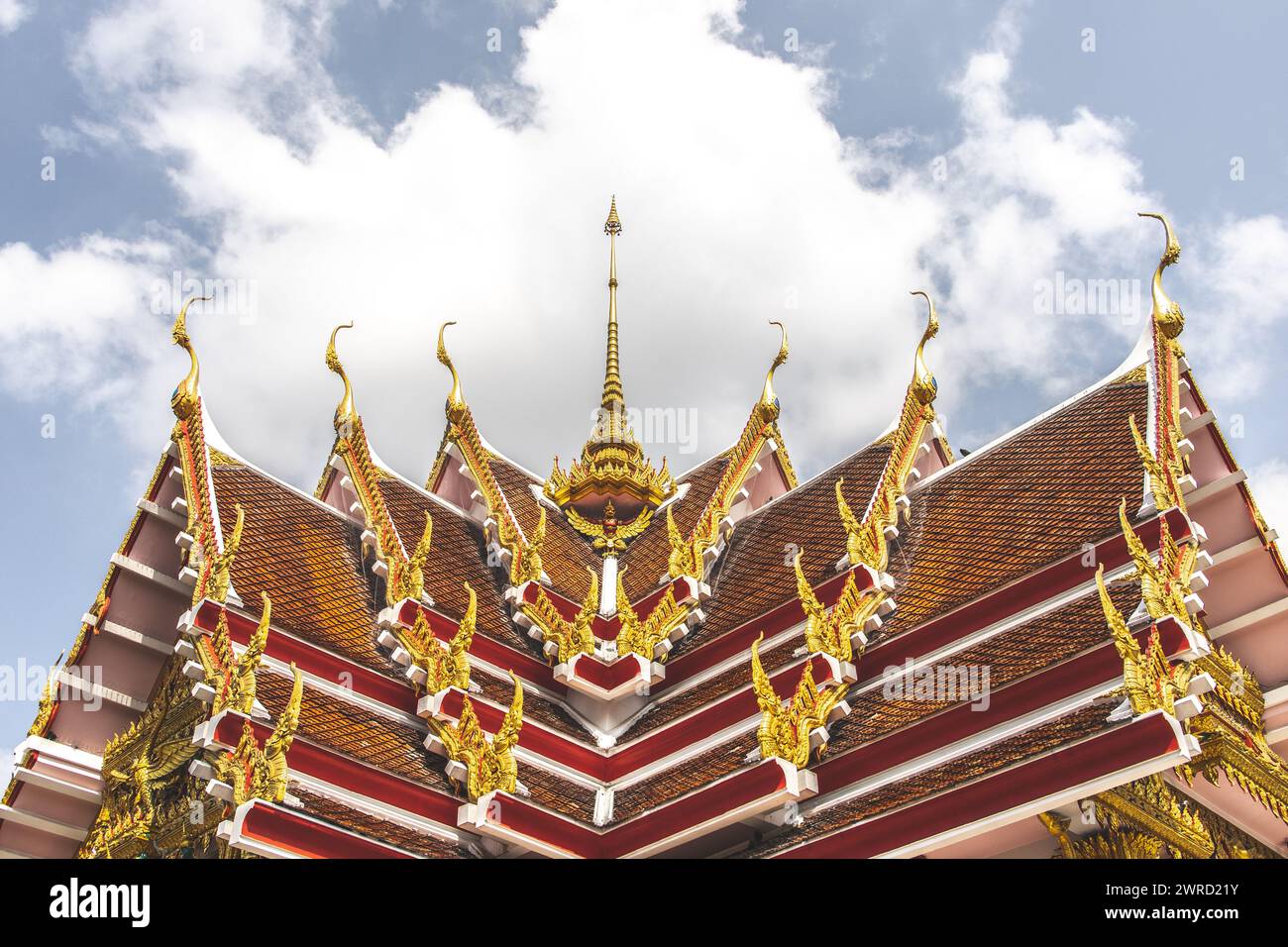 Tetto ornato su un tempio di Bangkok. Foto Stock