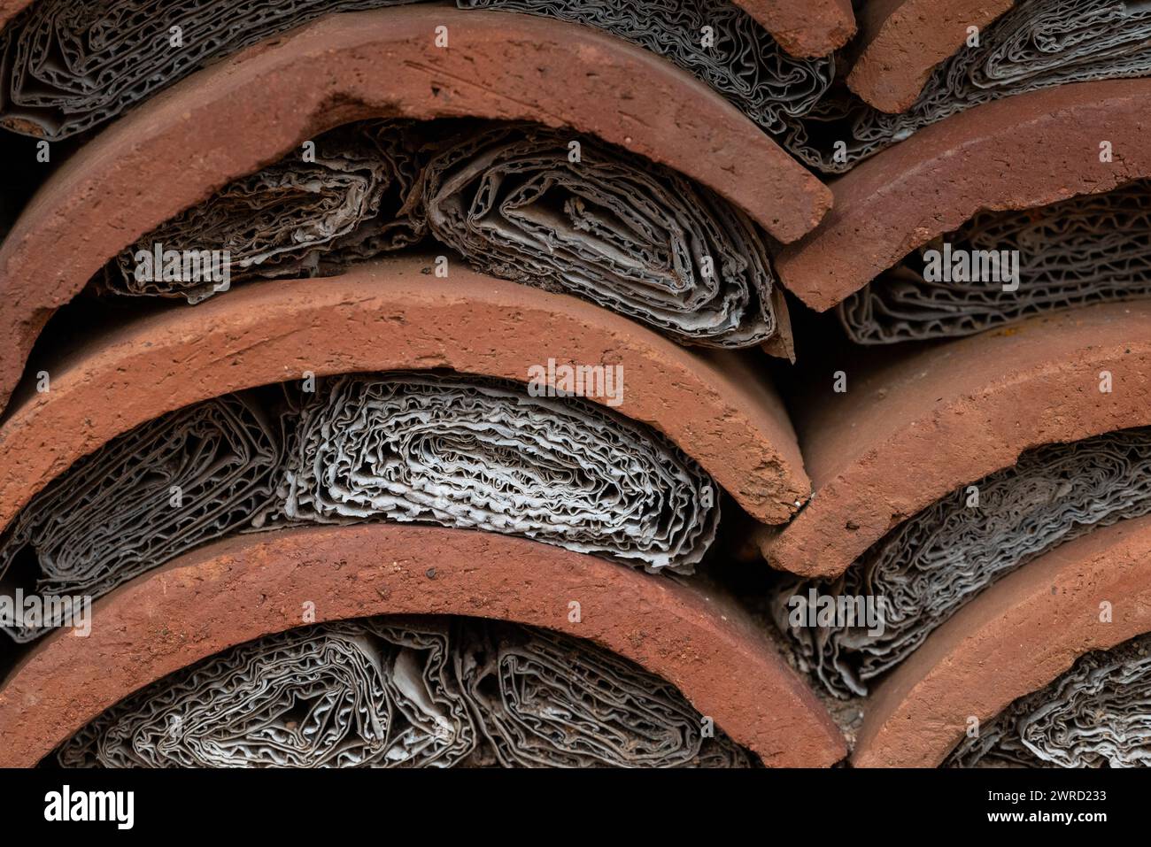 Un primo piano di un mix di legno, ceramiche e oggetti di cartone in un hotel di insetti Foto Stock