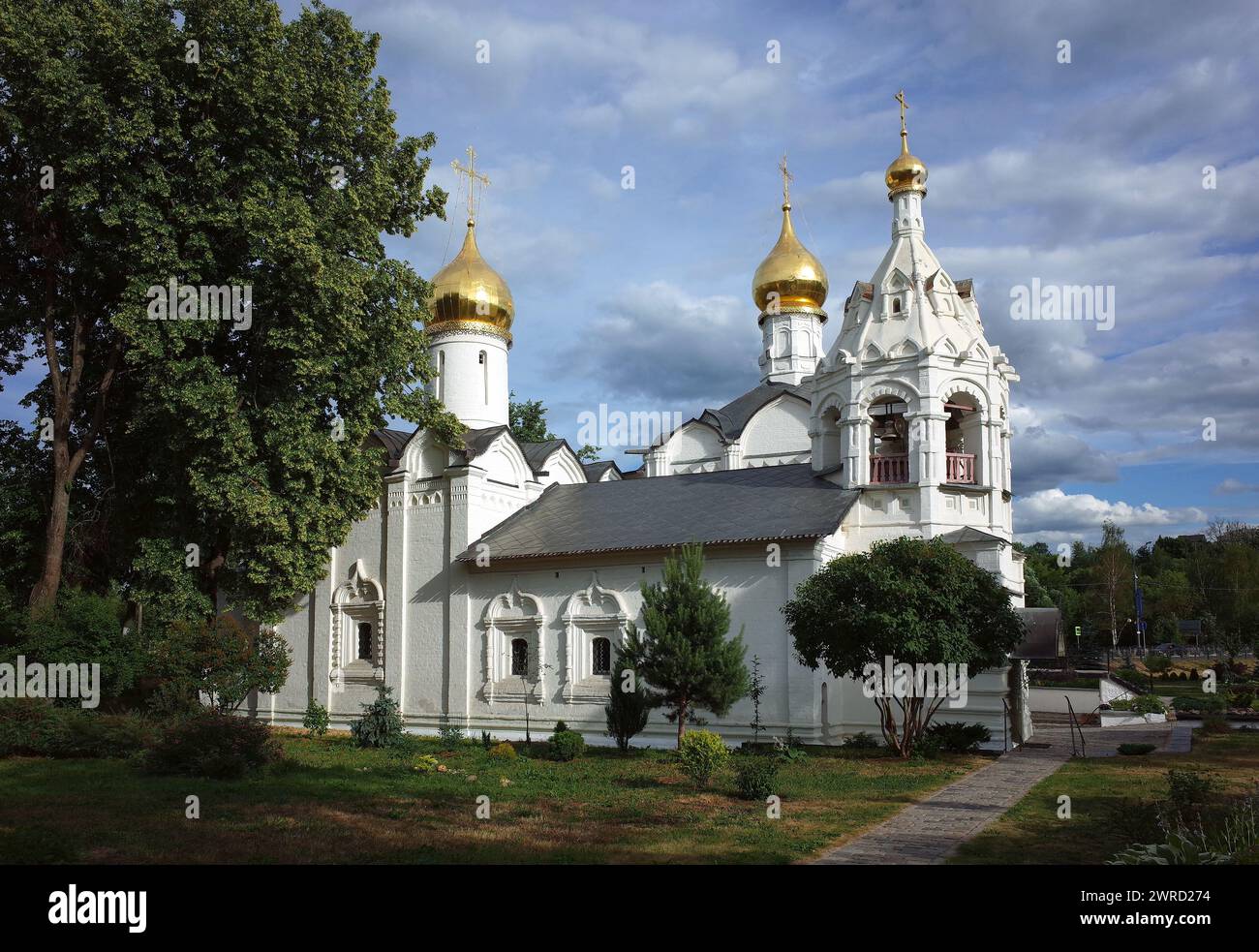 Architettura russa edifici bianchi della chiesa di Pyatnitskaya e della chiesa di Vvedenskaya, complesso architettonico della Santa Trinità Sergius Lavra, Golden r Foto Stock
