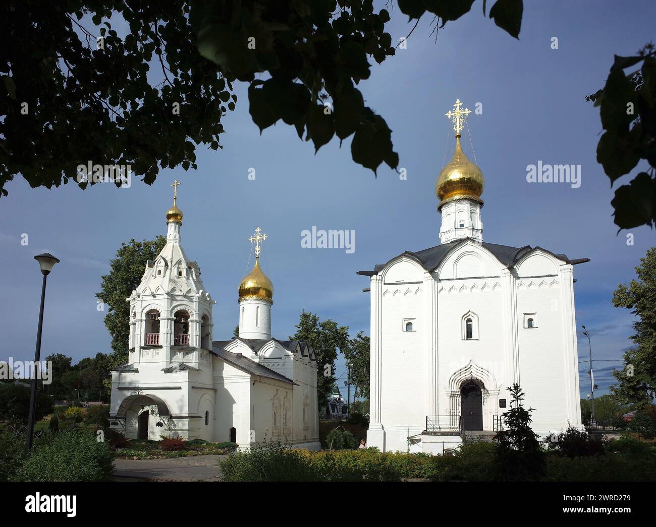 Architettura russa edifici bianchi della chiesa di Pyatnitskaya e della chiesa di Vvedenskaya, complesso architettonico della Santa Trinità Sergius Lavra, Golden r Foto Stock