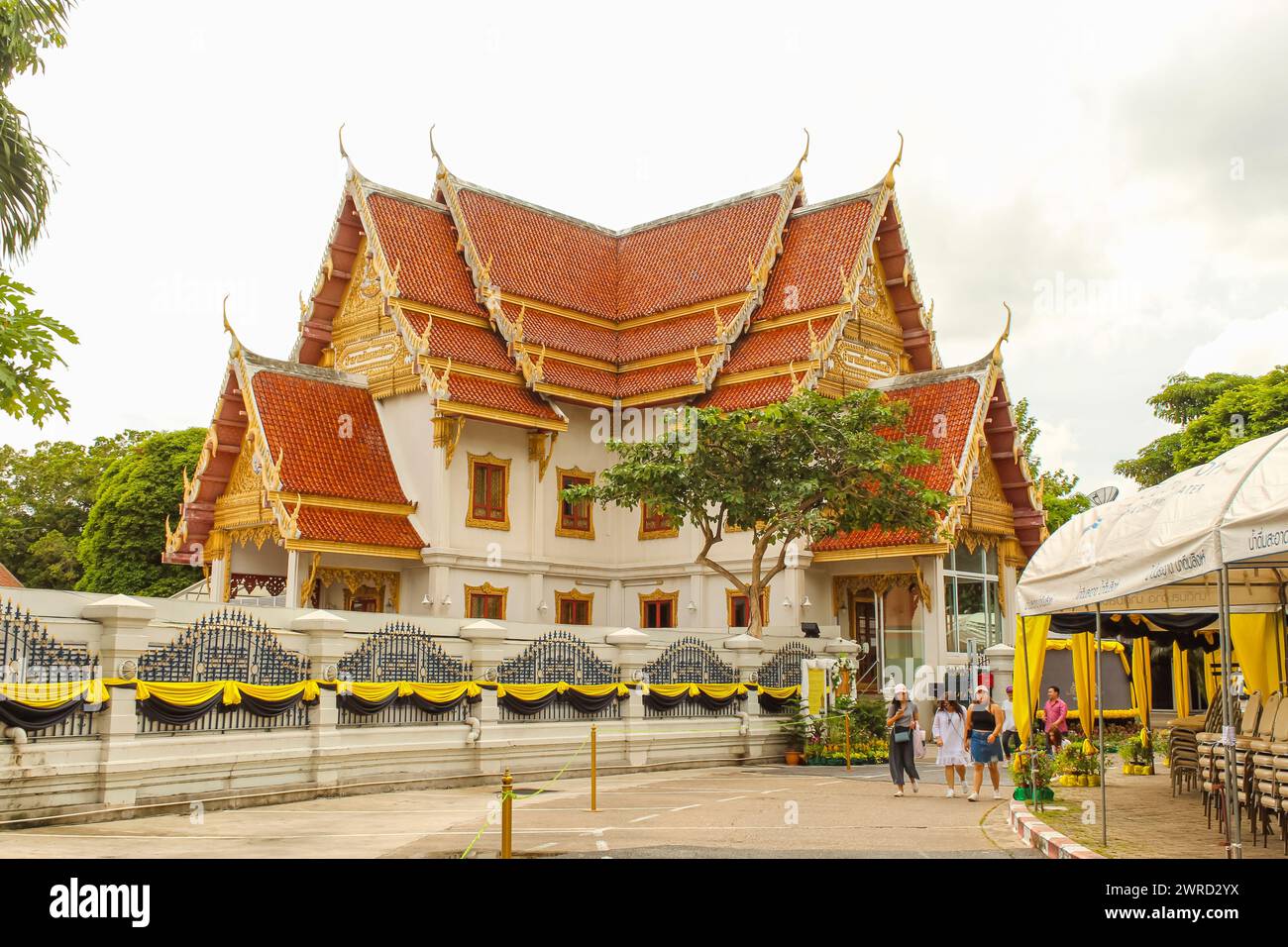 Bangkok, Thailandia, 23 marzo 2022: Ratchadamnoen Avenue è una strada storica nei distretti di Phra Nakhon e Dusit di Bangkok, Thailandia Foto Stock